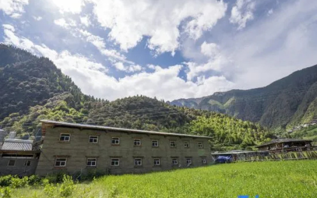Yubeng Holiday Inn