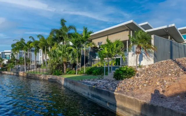 Water-front Paradise Pool - BBQ - Balcony Dining