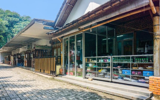 Collection O 91604 Yuni Inn Az-zikra Syariah – Outside – Bogor