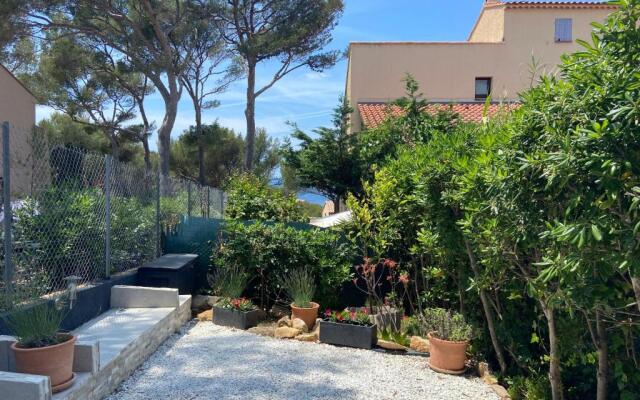 Logement entier T2 climatisé, parking gratuit, jardin, mer