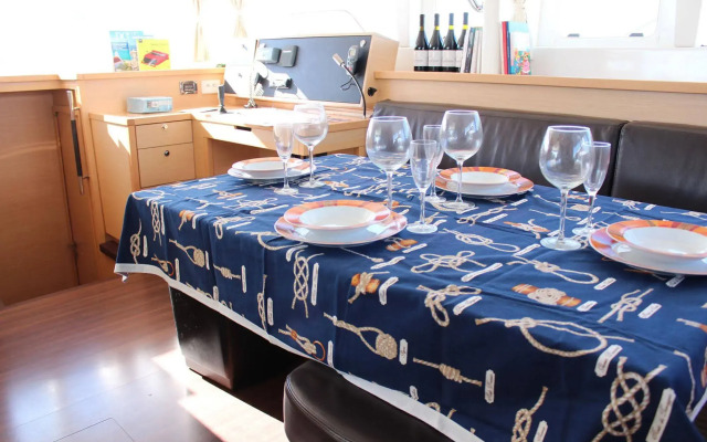 Catamarano Mauticat Boat & Breakfast