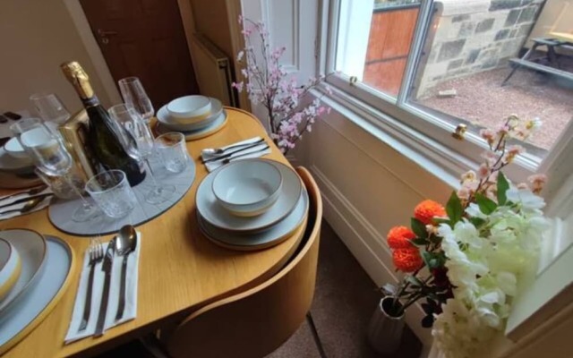 Central Edinburgh Private Garden With Parking