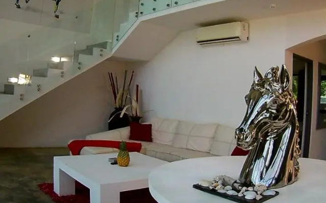 Show Pony Beach Resort and Suites