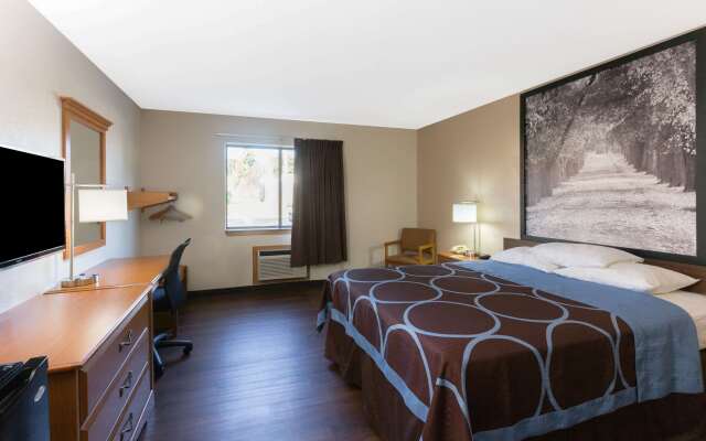 Super 8 by Wyndham Radcliff Ft. Knox Area