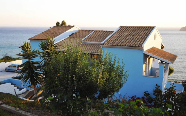 Agios Georgios - 2 Beds - Sleeps 5 - Free Parking