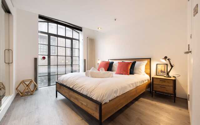 Central Soho Warehouse Loft with Concierge