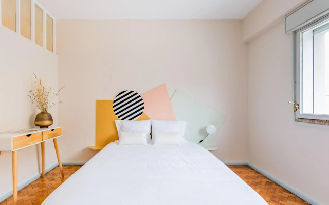 UNIQUE Modernist Duplex apartment & PARKING