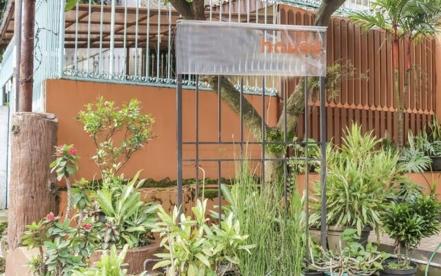 Ten House Guest & Resto by RedDoorz
