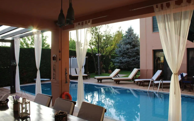 4-seasons pool villa near Meteora