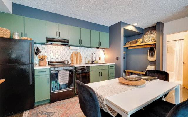 Ski-in/ski-out Magic Mountain Condo w/ Deck!