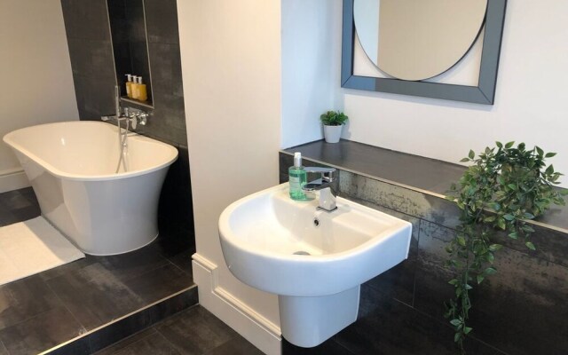 Beautiful Family Home With 42ft Pool & Cinema Room