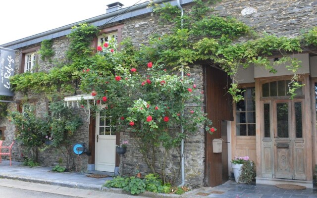 Cozy Holiday Home in Bièvre with Hot Tub