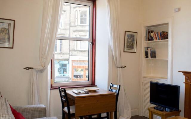 Bright 2 Bedroom Home In Edinburgh