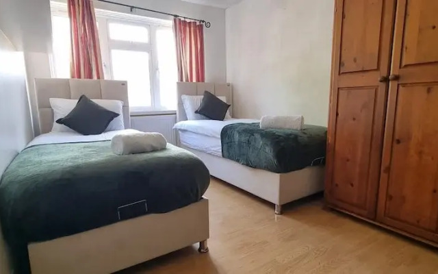 Alexandra Palace 3 Bedrooms Apartment in London