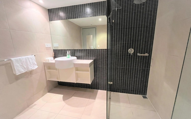 Darwin City Apartment with Harbour View & Pool