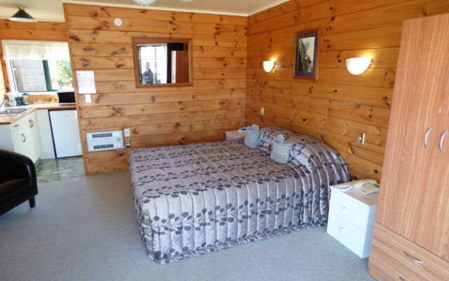 Cedarwood Lakeside Motel & Conference Venue