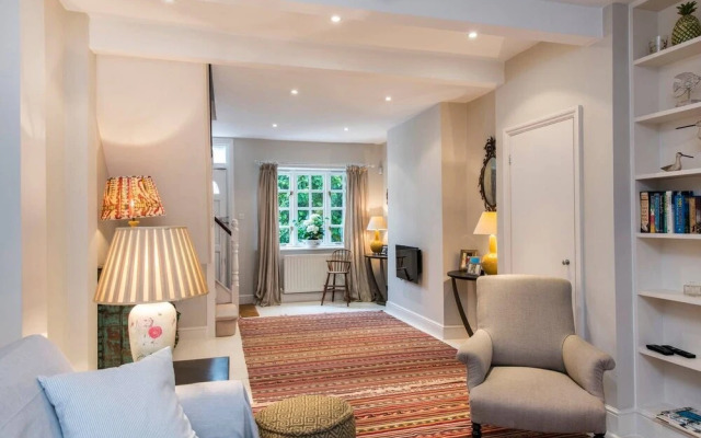 Delightful 2-bed Home, Fulham
