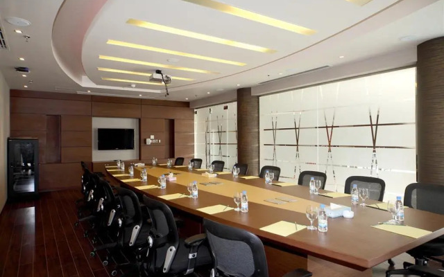 Golden Tulip Suites Breida Al Q