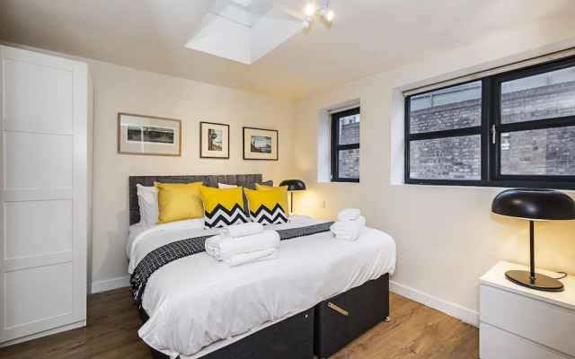 Incredible Light Filled Studio Apartment + Free Parking Sleeps 4