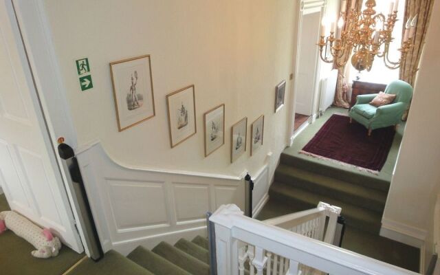 Abbots Manor