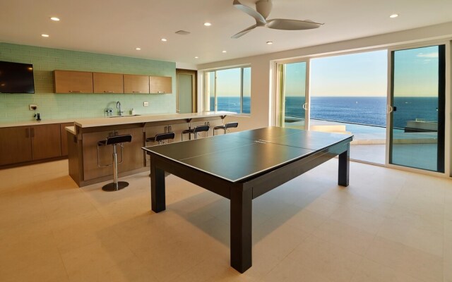 Luxurious Oceanfront Living, Minutes From Downtown: Villa Land's End