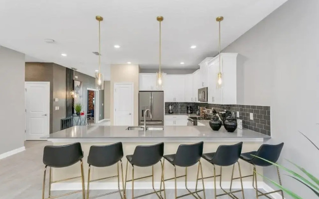 4552target 9 Bedroom Home