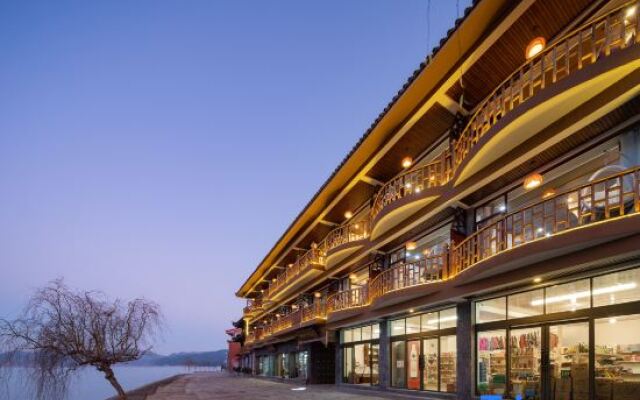 Qihai Tingfeng Inn (Lugu Lake Headquarter)