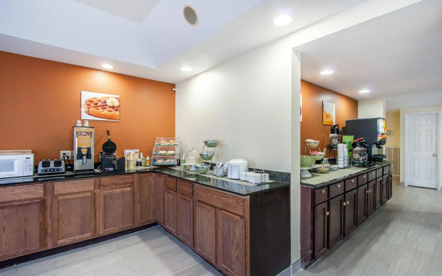 Econo Lodge Inn & Suites