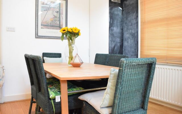 2 Bedroom Apartment With Garden in Shepherds Bush