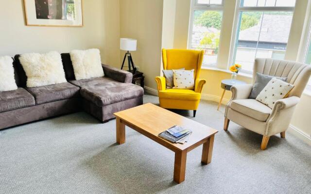 Ilkley Apartment with Parking