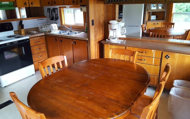 Riverbank Motel and Cabins