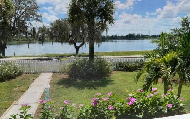 Charming 1935 Florida Cottage overlooking Lake Tulane