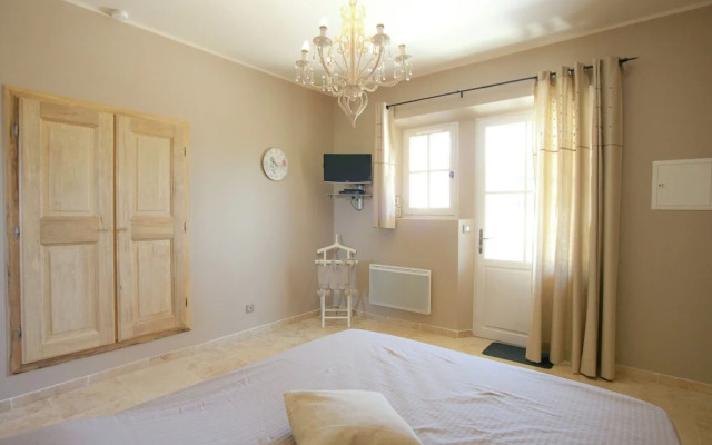 Villa in Provence With Infinity Pool