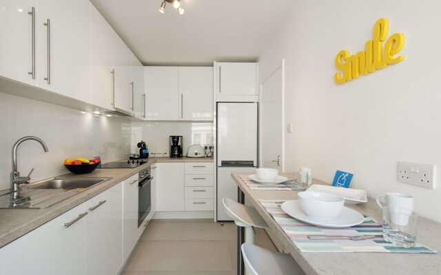 Bright Elm Park Gardens Apartment - DST