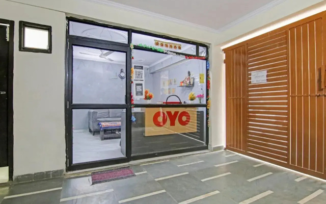 OYO Flagship 70237 Cozy Stay Deluxe