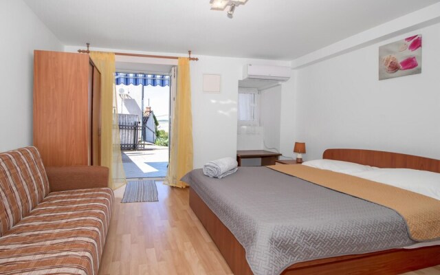 Beautiful Apartment in Jadranovo With Wifi