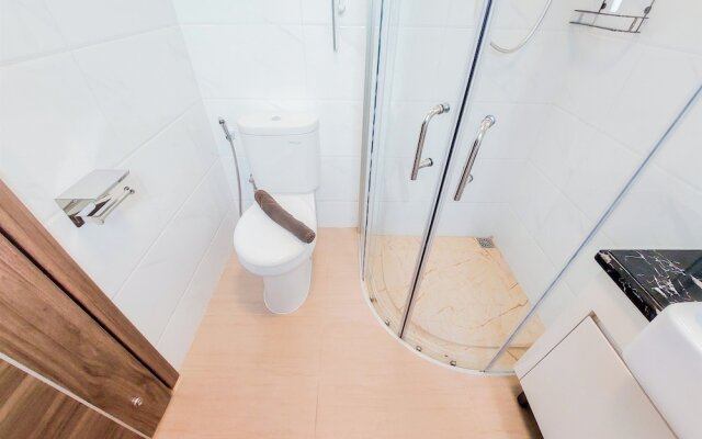 Spacious And Homey Living 3Br At Sky House Bsd Apartment