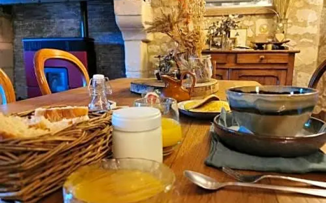 Au Pied Du Tilleul