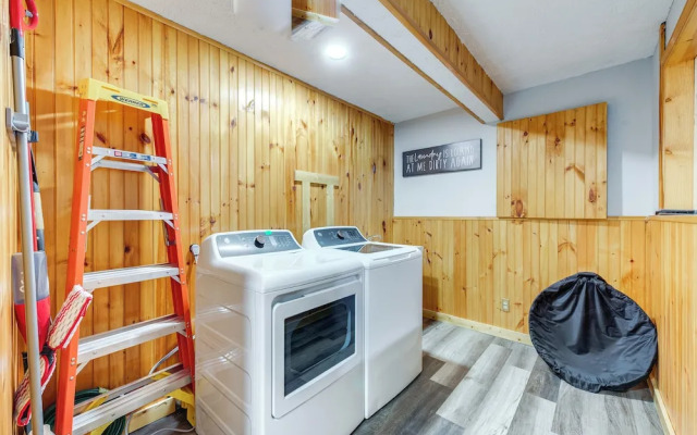 Lake & Pool Access: Poconos Retreat in Tobyhanna!