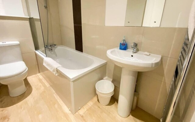 Large Modern 3 Bedroom Apartment - Free Parking