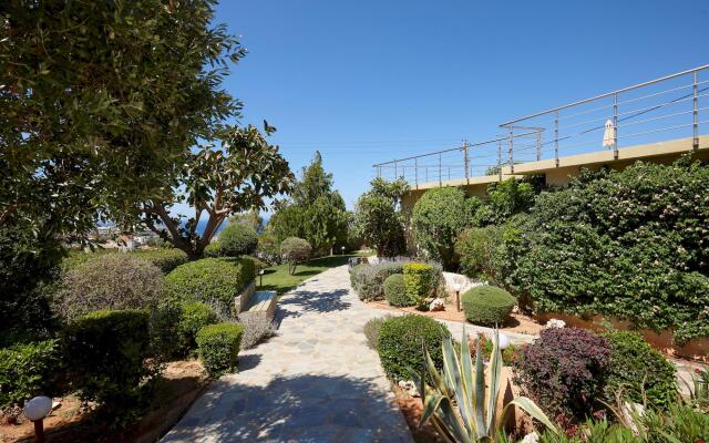 Charming Retro Studio With Shared Pool and View