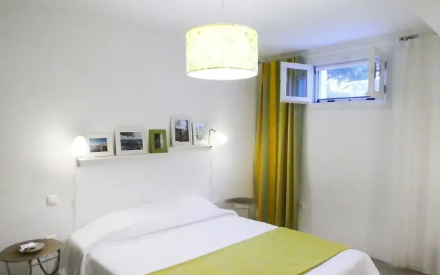Glyfada CN Cheerful 5 Bedroom Home on the Beach