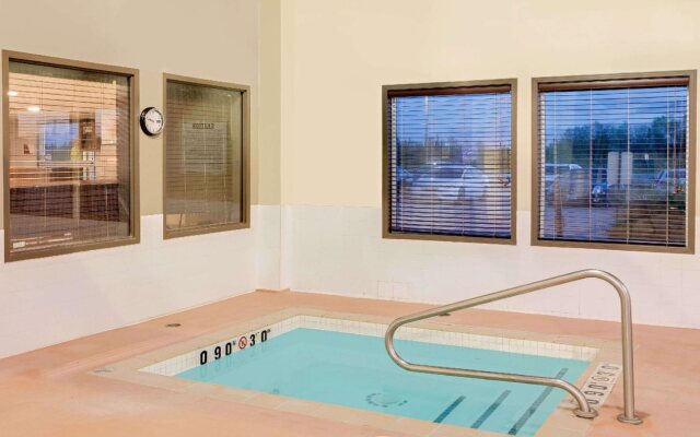 Super 8 by Wyndham Kapuskasing