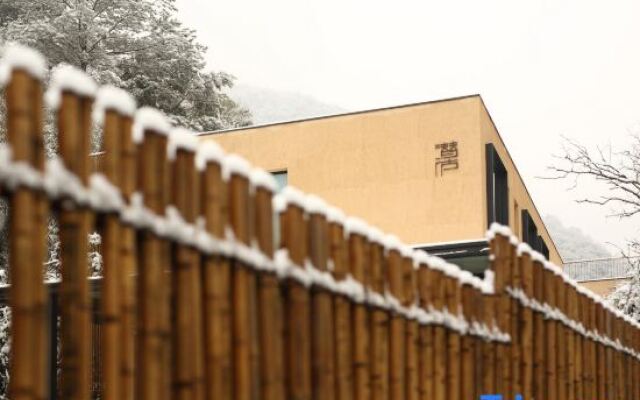 Qianlu Xiangju Hostel