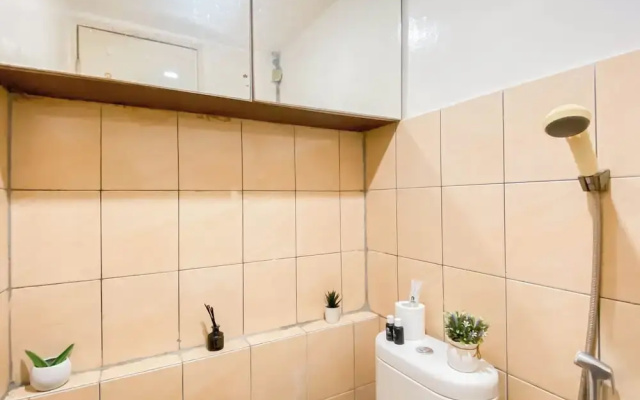 Comfy And Homey 2Br At Green Pramuka City Apartment