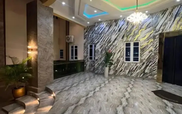 Leons Hotel and Suite