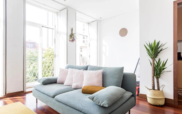 Bonjardim Studio w/ Balcony by LovelyStay