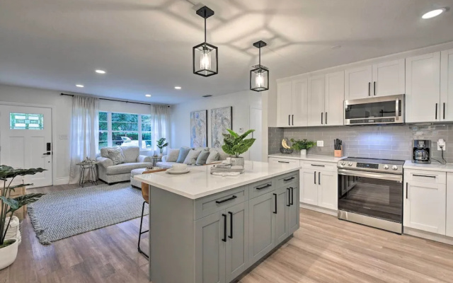 Walk to Restaurants: Sarasota Home w/ Lanai!