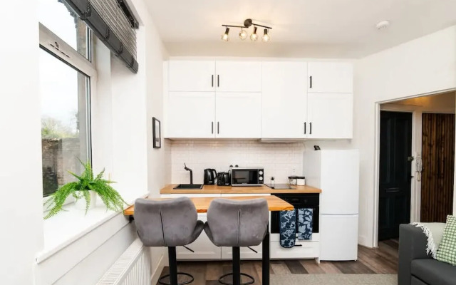 1 Bedroom Apartment-free Parking