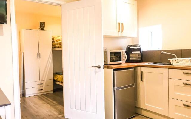 Rabbits Warren, A 2 Bed Holiday Let in The FOD